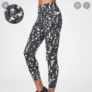 EUC Sweaty Betty 7/8 Zero Gravity Running legging Green Camo Print - Size XS